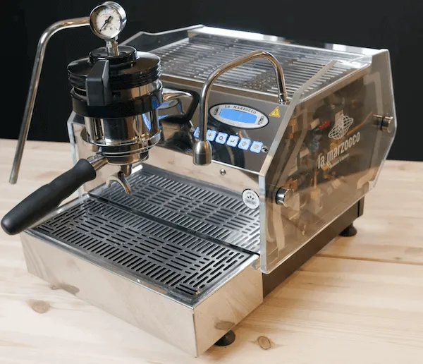 Eine La Marzocco GS3 Dualboiler Siebträgermaschine steht auf einer Küchentheke und verspricht professionellen Kaffeegenuss.
