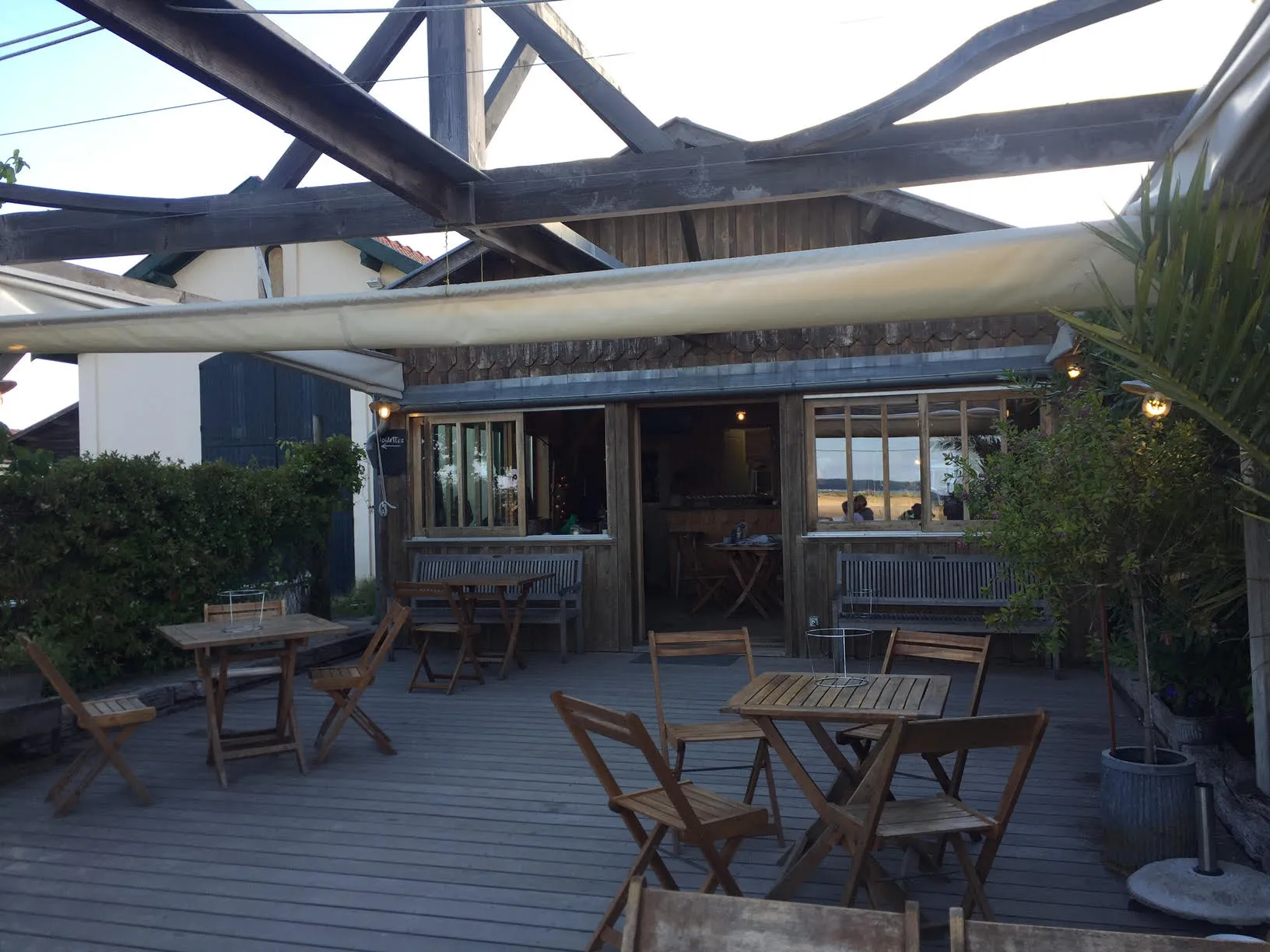 Eine lebhafte Austernbar, die an die belebten deutschen Brauhäuser erinnert.