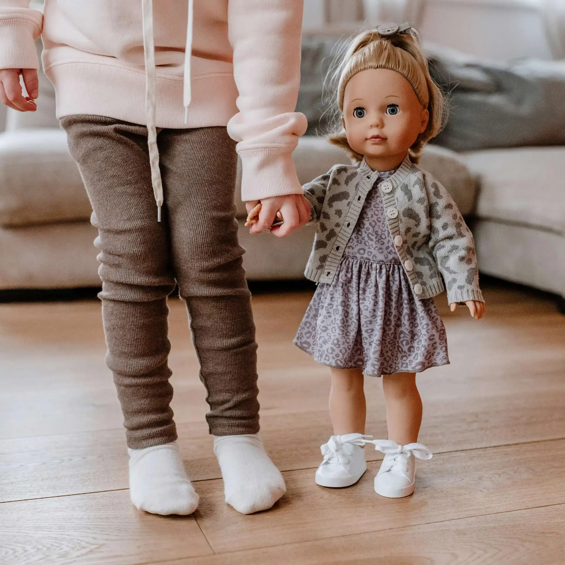 Eine liebevolle Hand streichelt sanft das weiche Fell einer grauen Katze, die sich geborgen fühlt