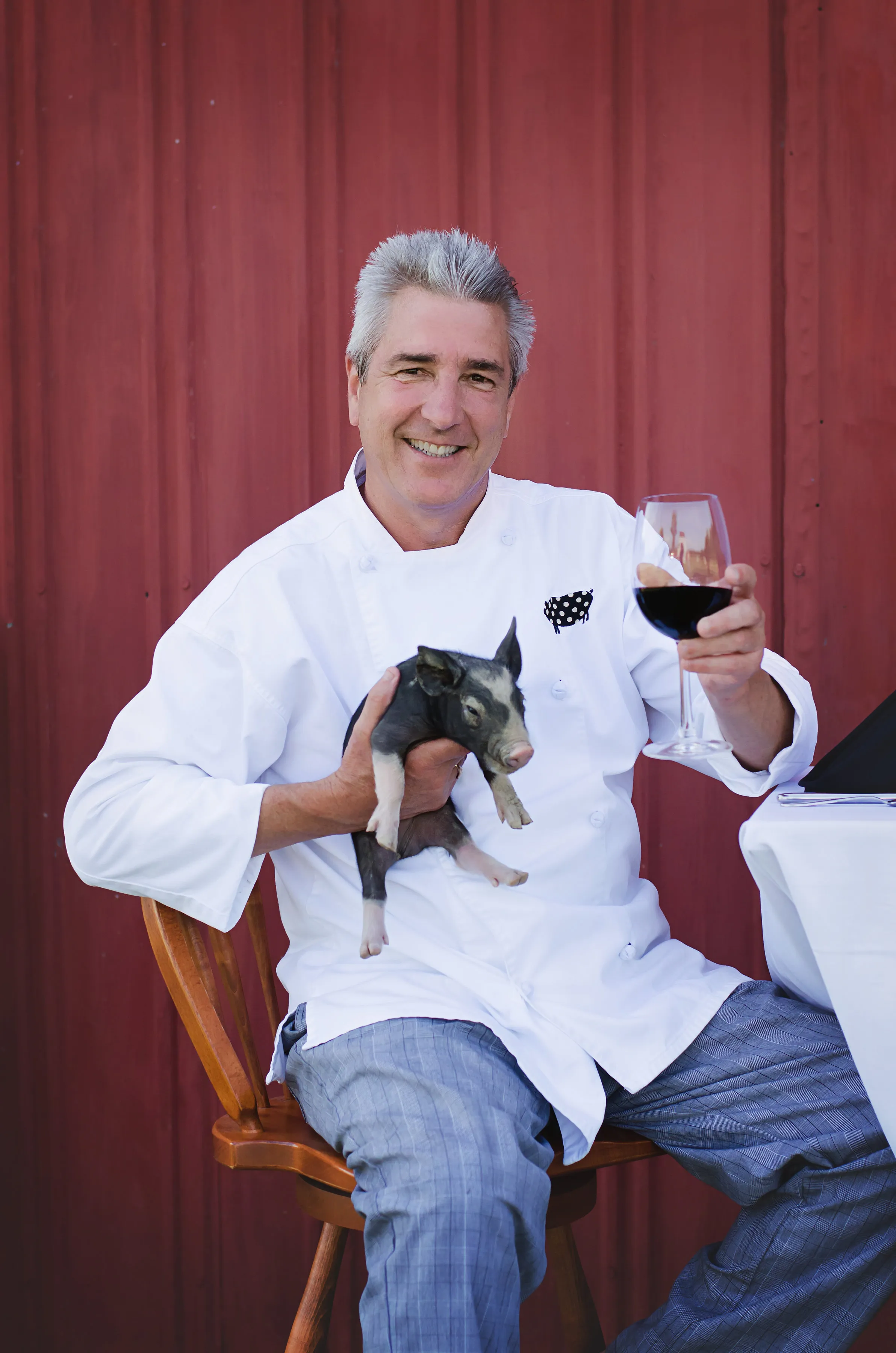 Eine malerische Farm, die die Herkunft der frischen, regionalen Zutaten des Cochon Restaurants unterstreicht.