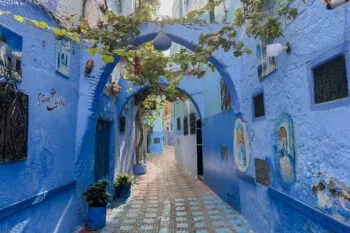 Eine malerische Gasse in der blauen Stadt Chefchaouen, Marokko