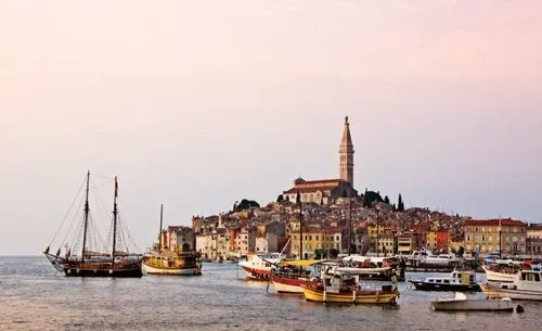 Eine malerische Gasse in Rovinj, Kroatien, mit italienischem Flair