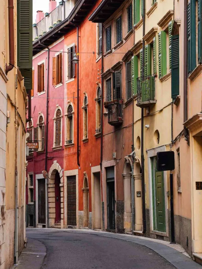 Eine malerische Gasse mit bunten alten Häusern in Verona, Italien. Die lebhaften Farben und die charmante Architektur laden zum Flanieren und Entdecken ein.