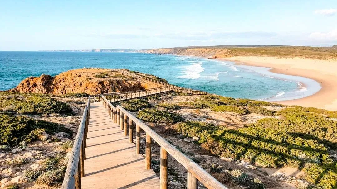 Eine malerische Küstenlandschaft in Portugal, ideal für einen zweiwöchigen Roadtrip entlang der Küste.