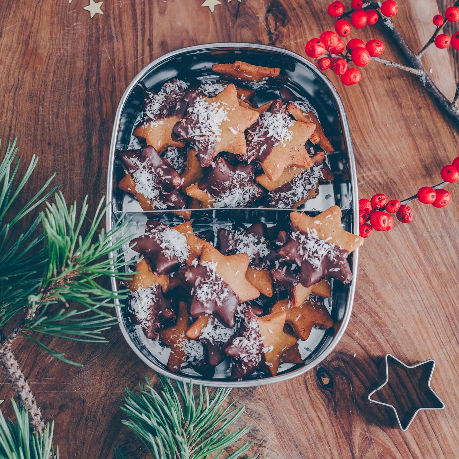 Eine nah Ansicht auf verschiedene vegane Plätzchen, die auf einem dekorativen Hintergrund arrangiert sind, perfekt für ein festliches Ambiente