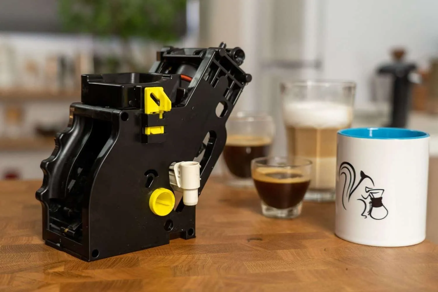 Eine Nahaufnahme der herausnehmbaren Brühgruppe des Philips 5400 LatteGo.