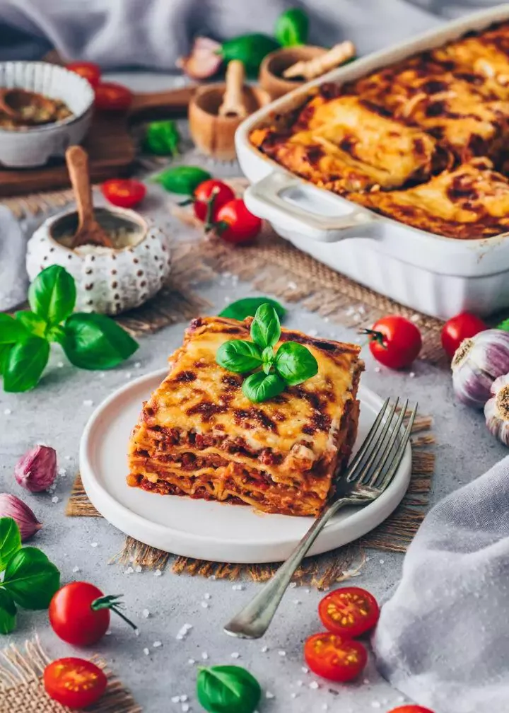 Eine Nahaufnahme der italienischen Lasagne al Forno in einer veganen Variante, serviert und bereit zum Genuss.