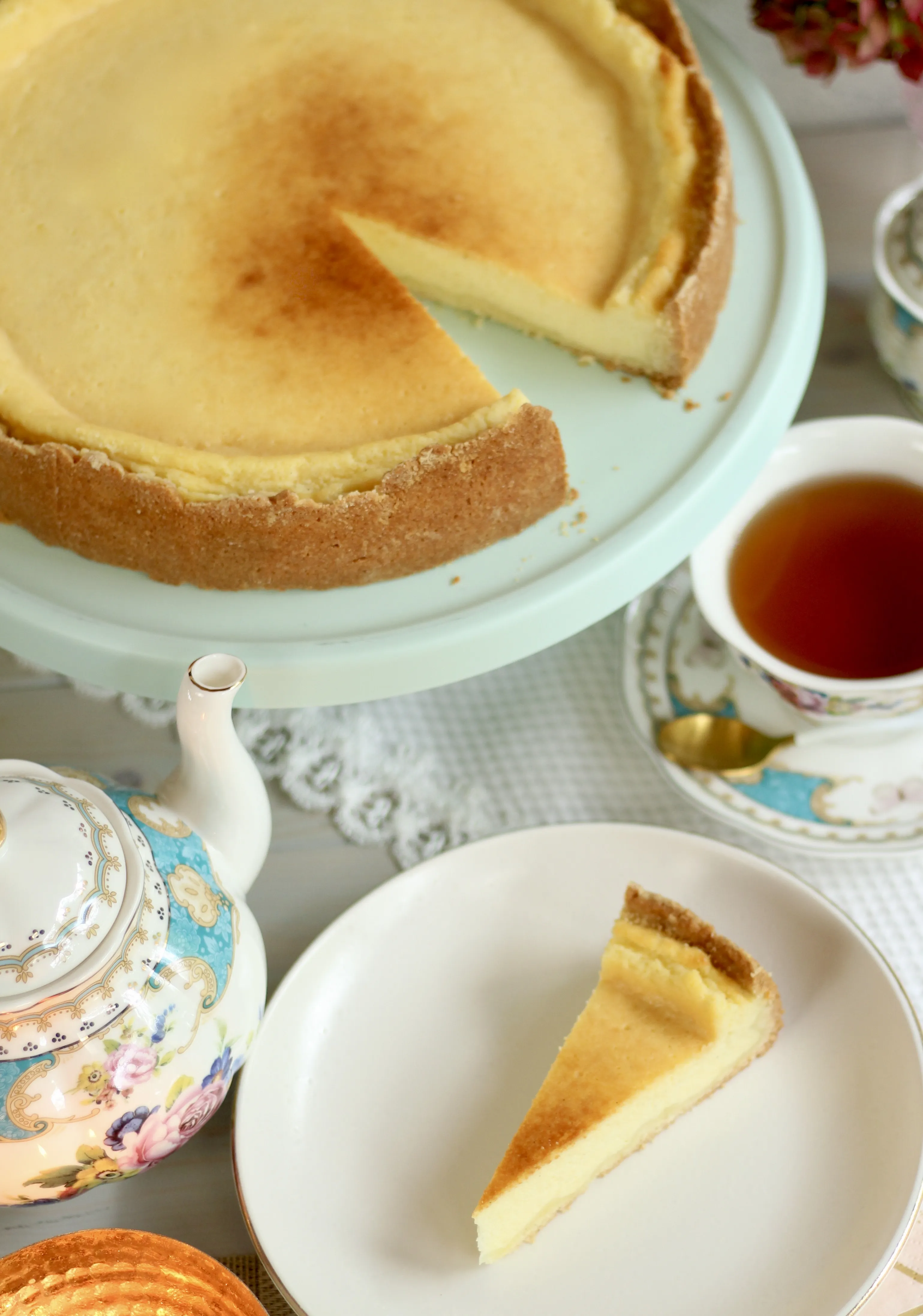 Eine Nahaufnahme der Krumenstruktur eines Käsekuchens