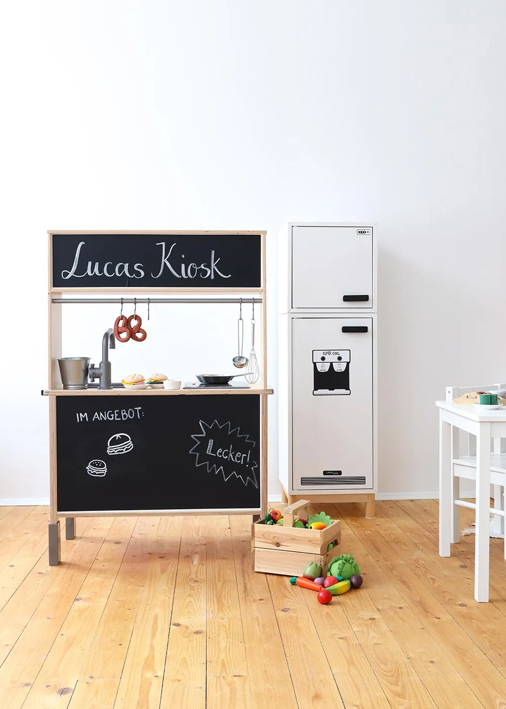 Eine Nahaufnahme der Tafelfolie auf der Rückseite einer IKEA DUKTIG Kinderküche