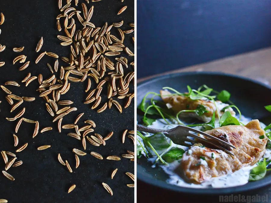 Eine Nahaufnahme der zubereiteten Kartoffel-Kohl-Pierogi auf einem Teller.
