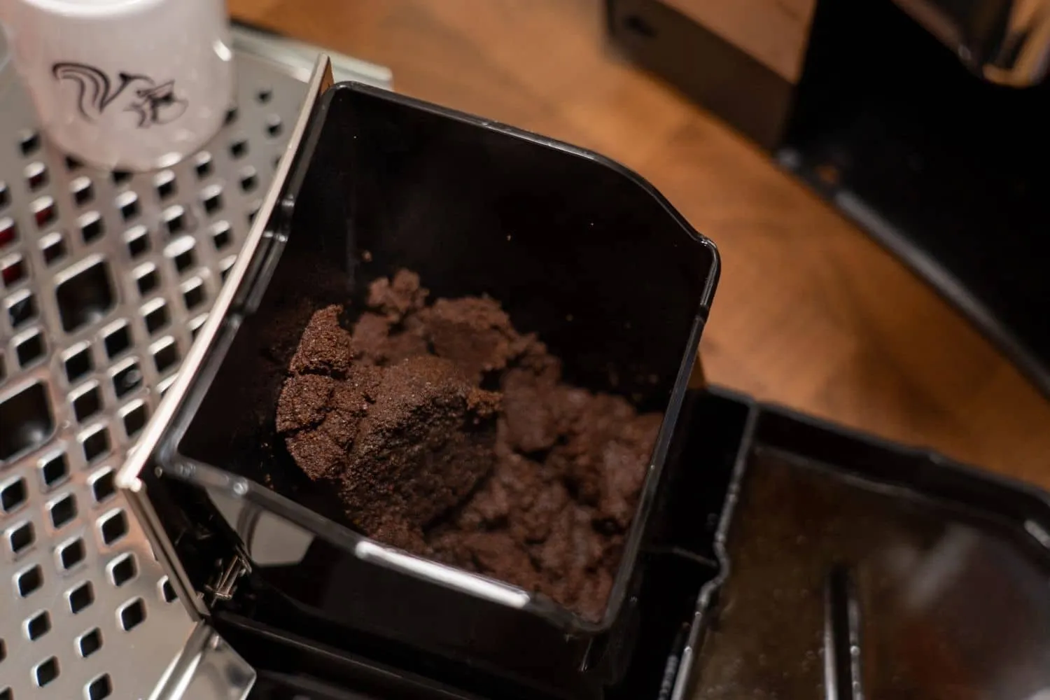 Eine Nahaufnahme des Behälters für den Kaffeesatz der Philips 5400 LatteGo.