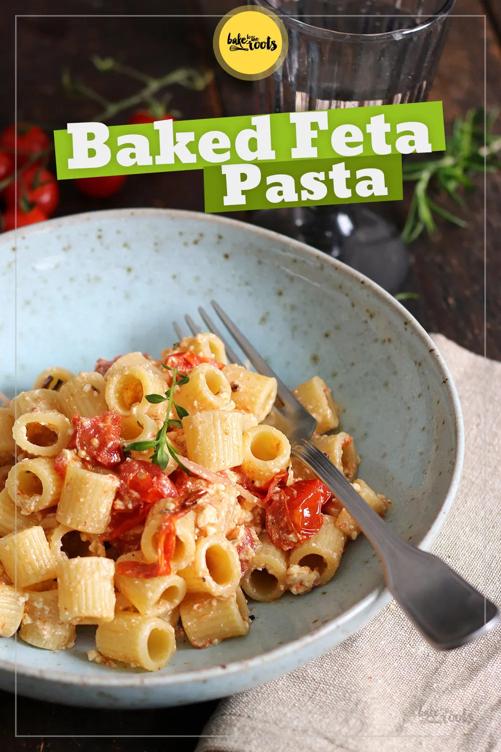 Eine Nahaufnahme einer ansprechend angerichteten Portion Feta Tomaten Pasta mit Basilikum