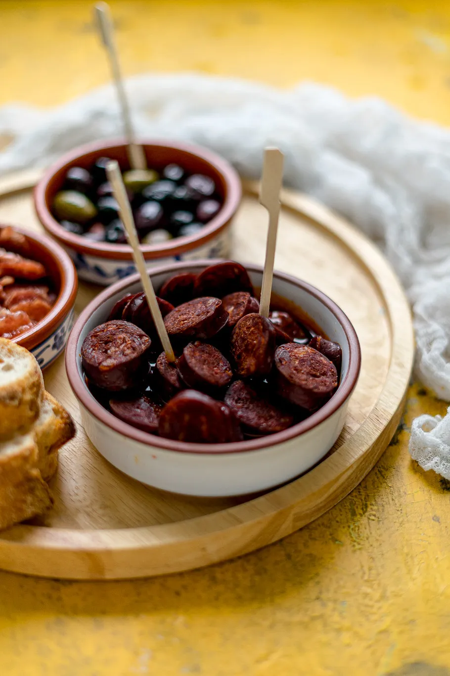 Eine Nahaufnahme von Chorizos Borrachos, in Wein gekochte Chorizo-Scheiben, bereit zum Servieren als eine köstliche spanische Vorspeise.