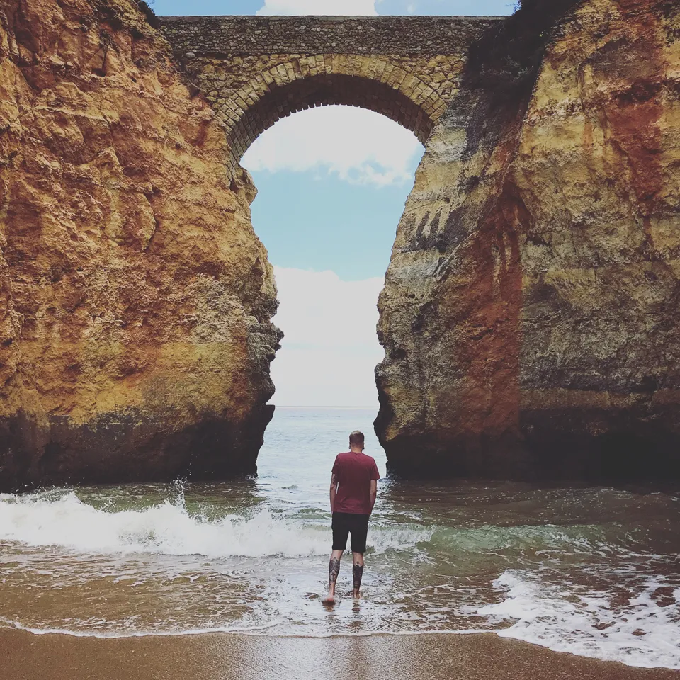Eine Nahaufnahme von cremigem veganem Mousse au Chocolat, verziert mit Beeren