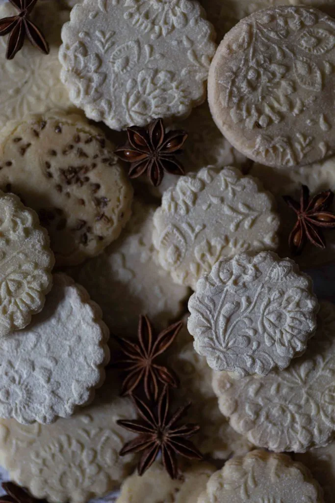 Eine Nahaufnahme von detailreichen Springerle-Keksen, die ihre kunstvollen Prägungen und die glatte Oberfläche zeigen