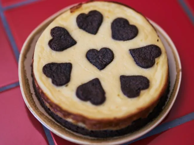 Eine Nahaufnahme von einem gedeckten Tisch mit Kuchenstücken, Tassen und Geschirr