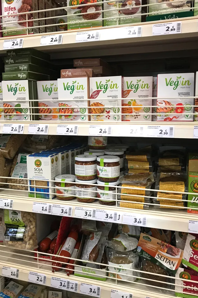 Eine Nahaufnahme von frischen, bunten Karotten und anderem Gemüse, appetitlich angerichtet