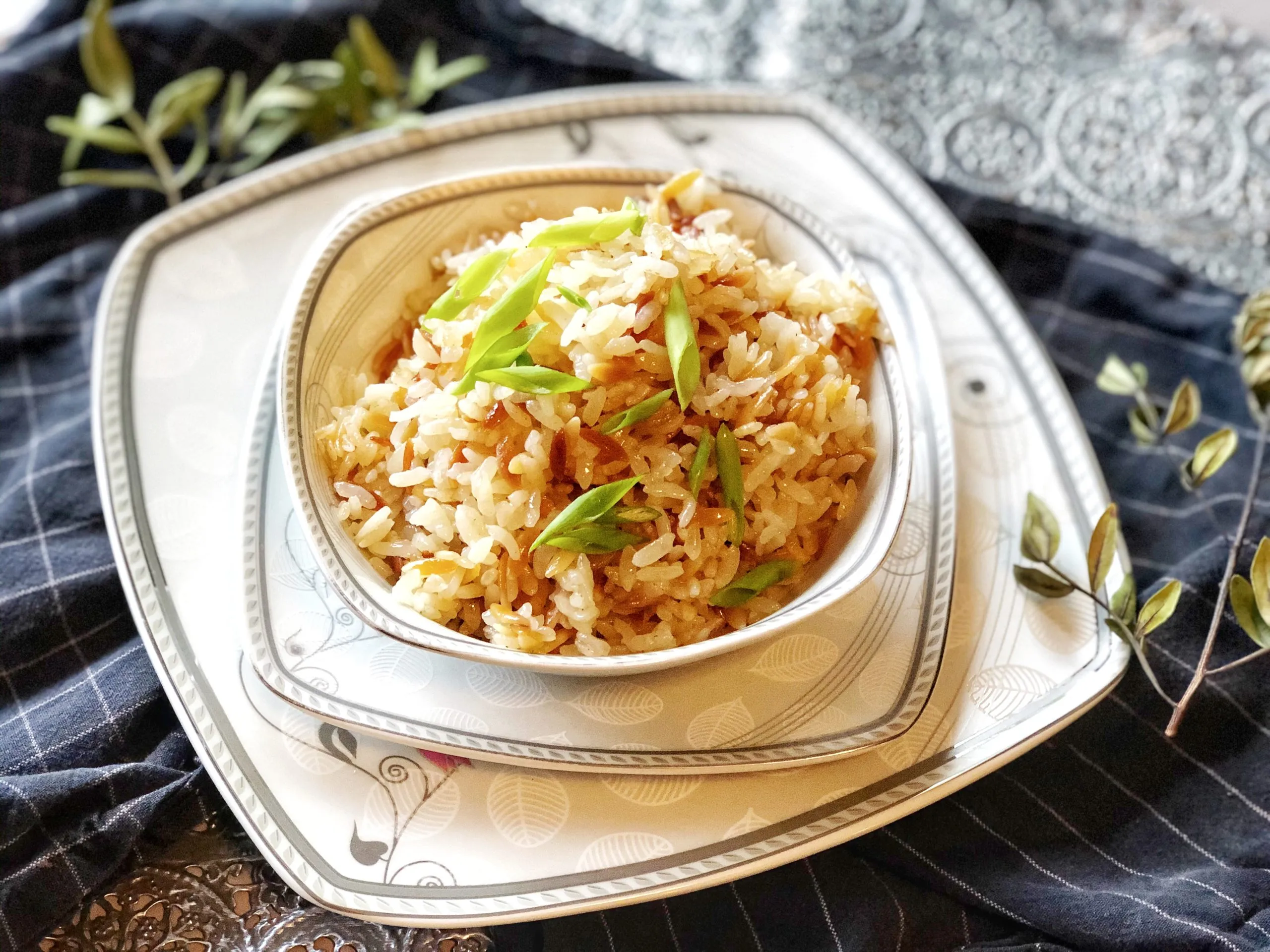 Eine Nahaufnahme von lockerem, goldgelbem türkischem Reis auf einem Teller, bereit zum Servieren.