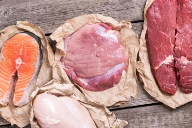 Eine Nahaufnahme von Nassfutter in einer Schale, die einen hohen Fleischanteil zeigt, symbolisch für catz finefood