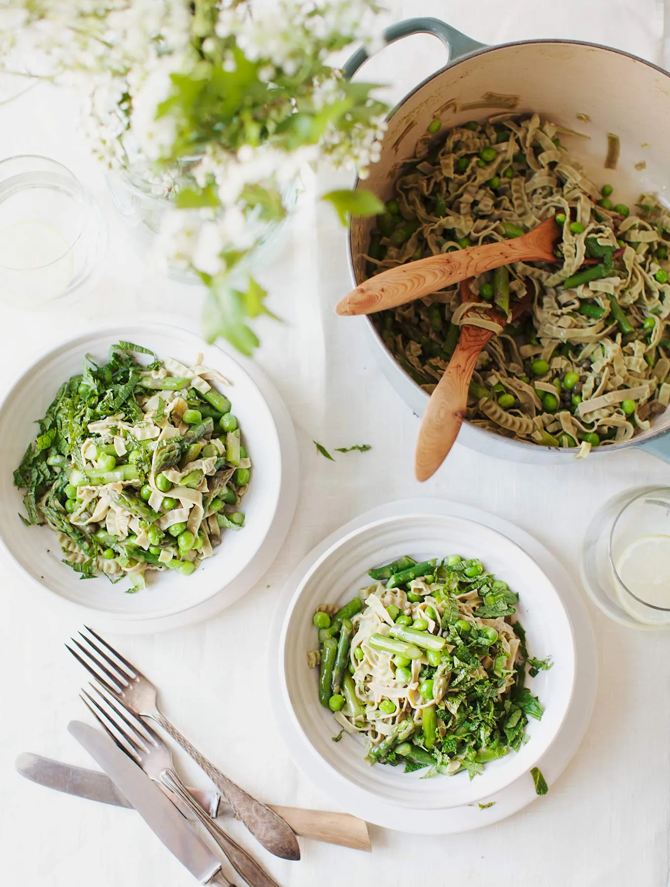 Eine Nahaufnahme von One Pot Pasta mit frischen Kräutern