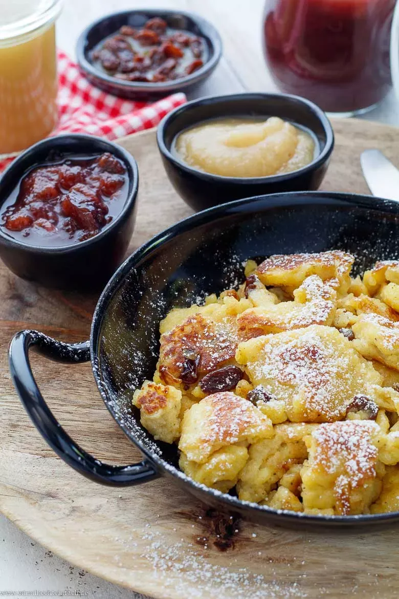 Eine Nahaufnahme von perfekt gebackenem Kaiserschmarrn, der frisch aus der Pfanne kommt und luftig aussieht. Das ideale Kaiserschmarrn Rezept für Anfänger und Profis.