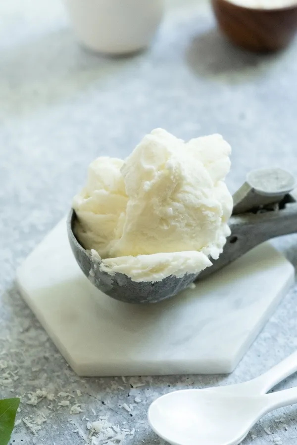 Eine Nahaufnahme von Vanilleeis, das die perfekte Konsistenz zum Pressen hat