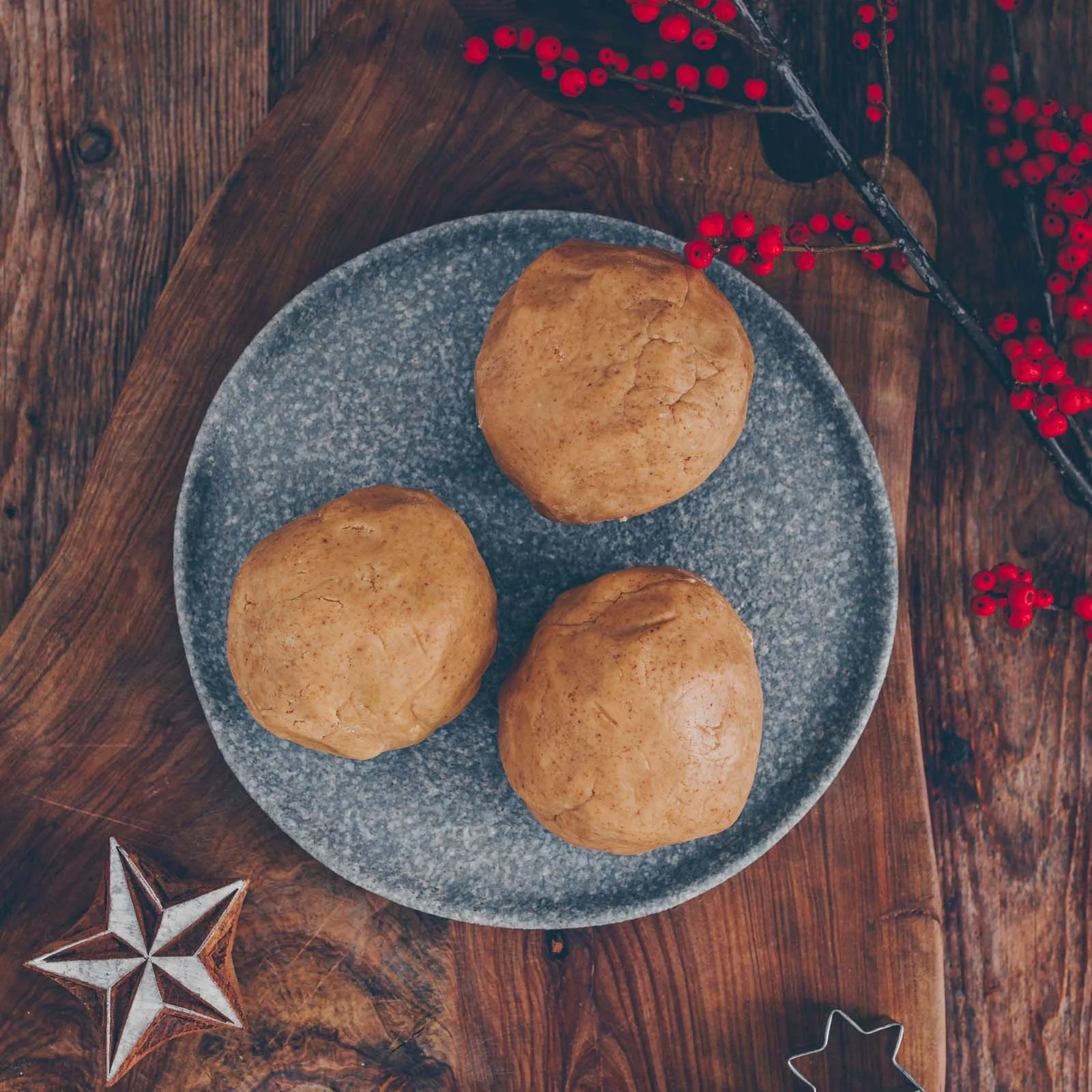 Eine Nahaufnahme von verschiedenen veganen Plätzchen, die auf einem Holzbrett angerichtet sind und die Vielfalt des Rezepts &quot;1 Teig und 3 Sorten&quot; zeigen