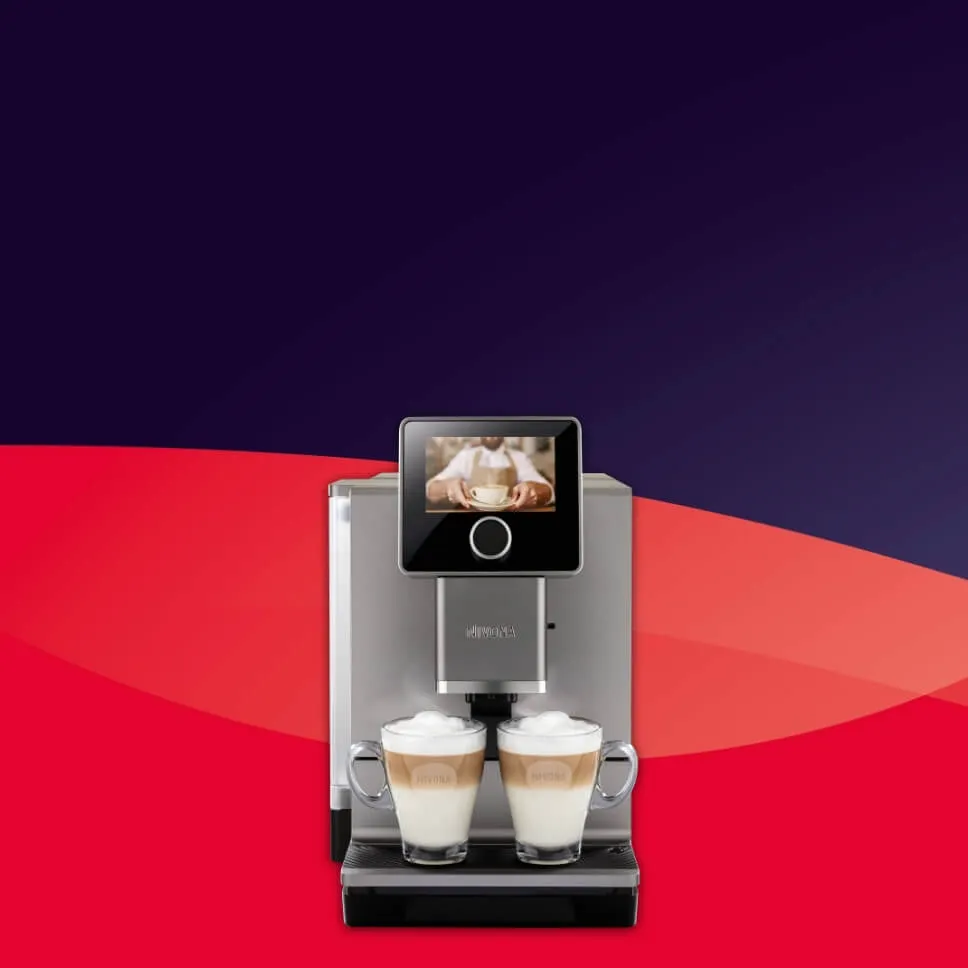 Eine NIVONA Kaffeevollautomat in einer modernen Küche mit einer dampfenden Tasse Kaffee