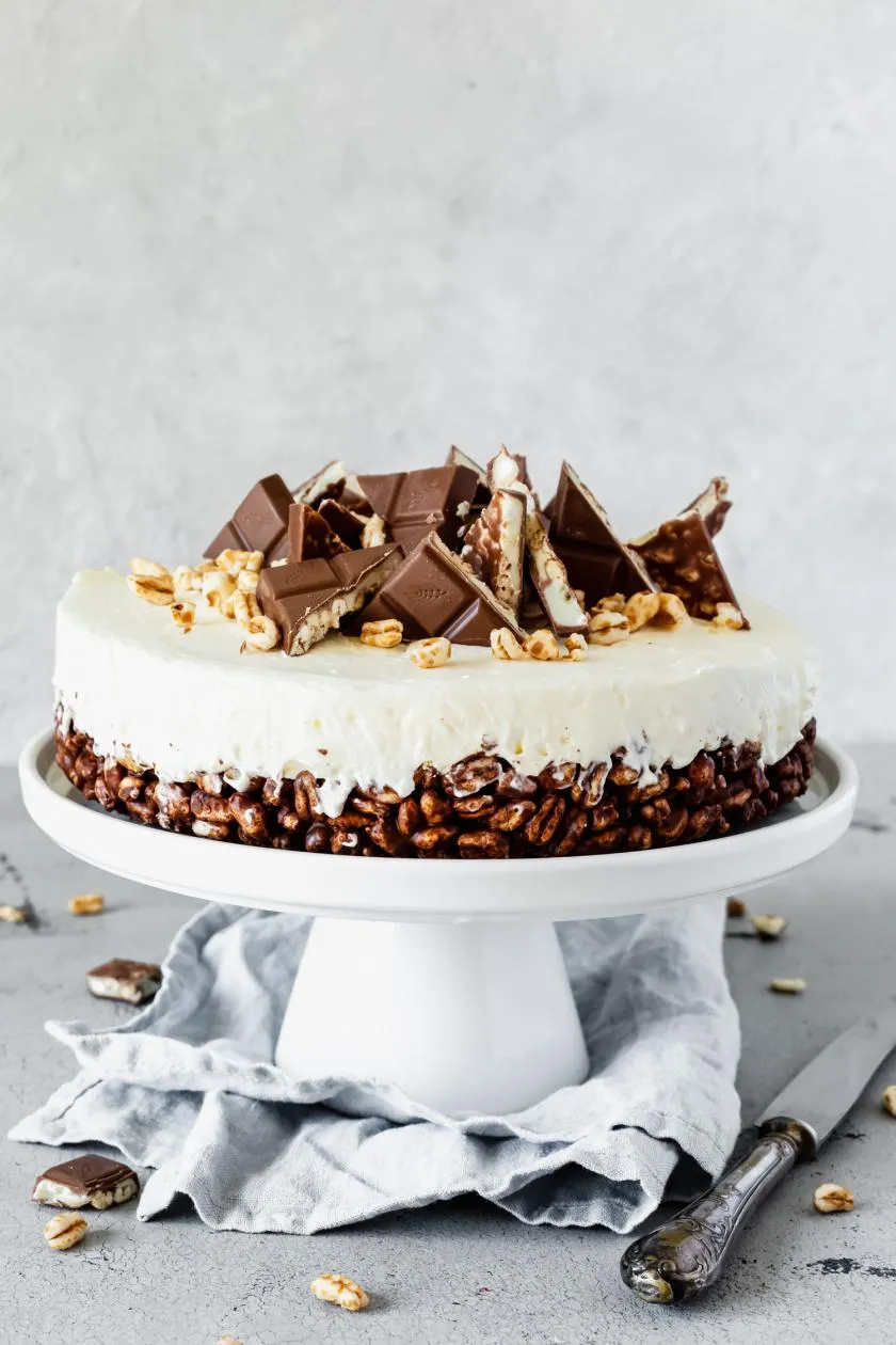 Eine No-Bake Kinder Country Torte mit Schokoboden, Quark-Sahne-Creme und vielen Kinder Country Riegeln