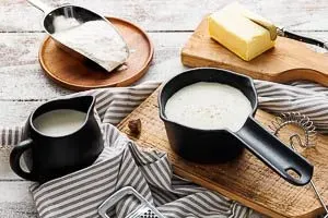 Eine perfekt cremige und glänzende Béchamelsauce ist bereit zum Servieren und Genießen