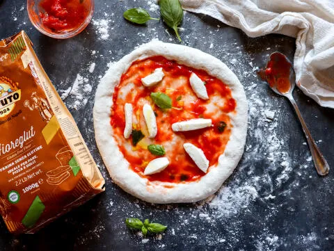 Eine perfekt gebackene glutenfreie Pizza Margherita.