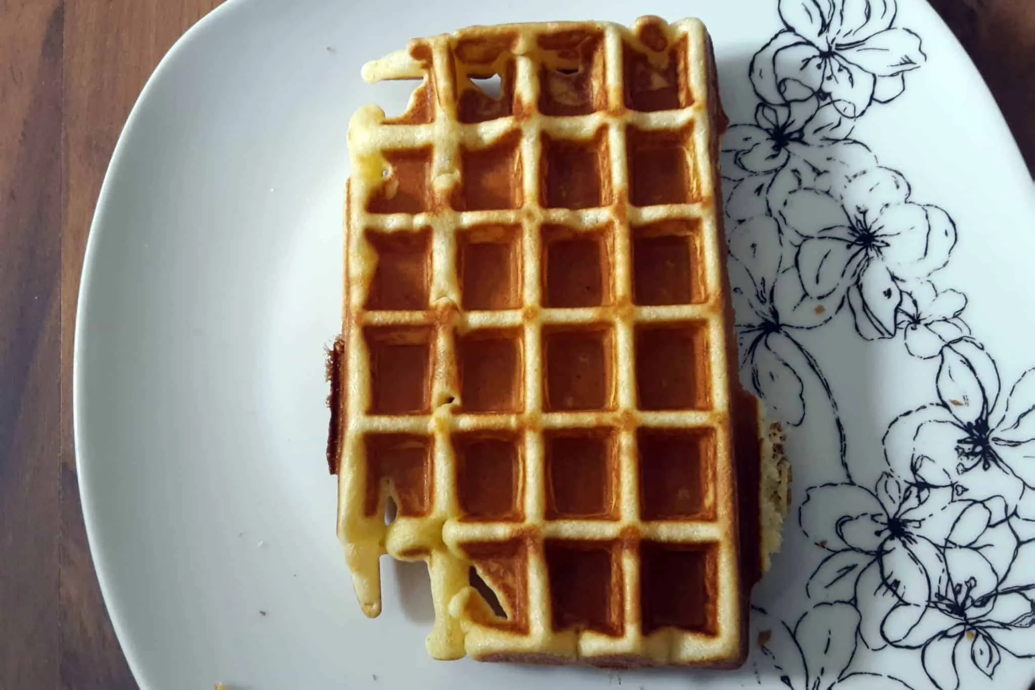 Eine perfekt gebräunte, gleichmäßige belgische Waffel, leicht ausgefranst am Rand