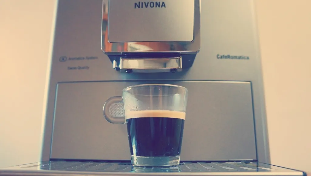 Eine perfekt gebrühte Tasse Espresso aus dem Nivona 855