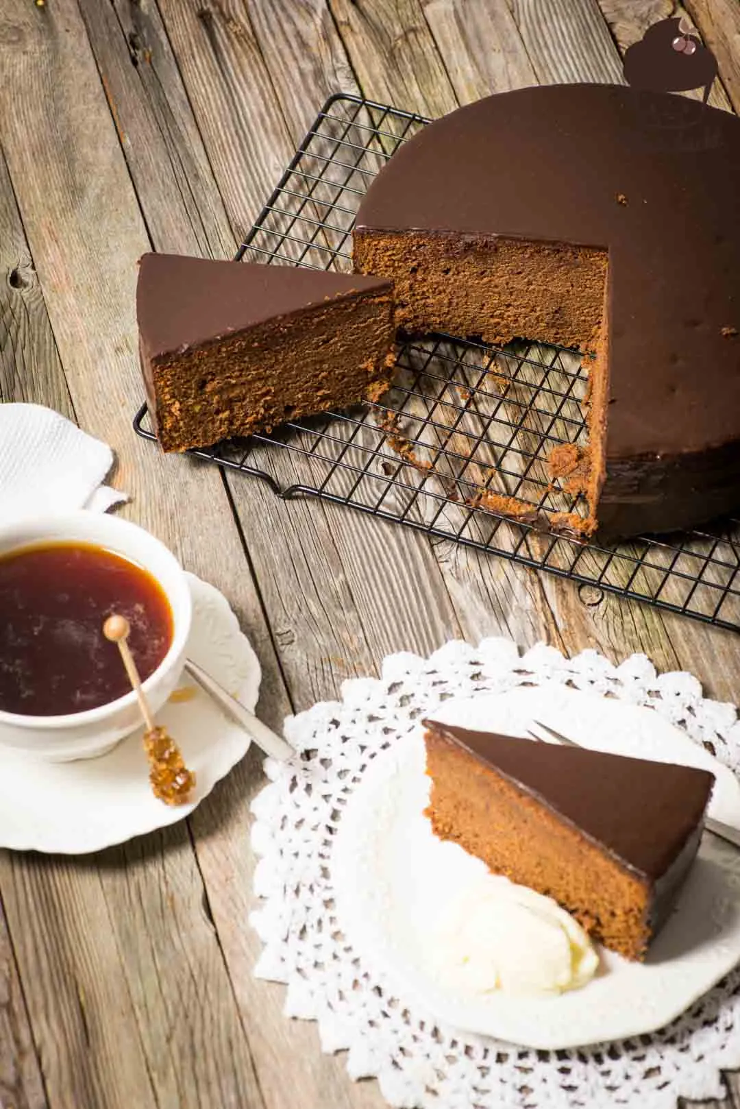 Eine perfekt glasierte Sachertorte mit Aprikosenfüllung, servierfertig