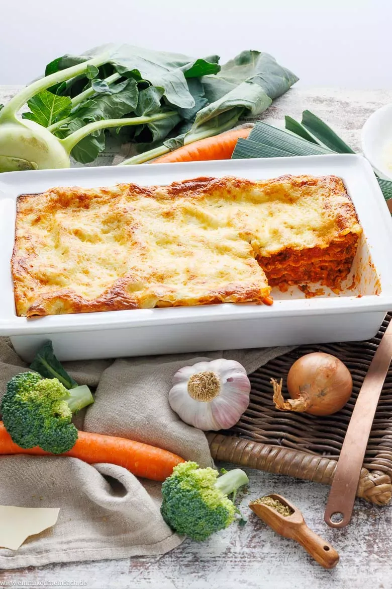 Eine perfekt überbackene vegetarische Lasagne mit viel Gemüse