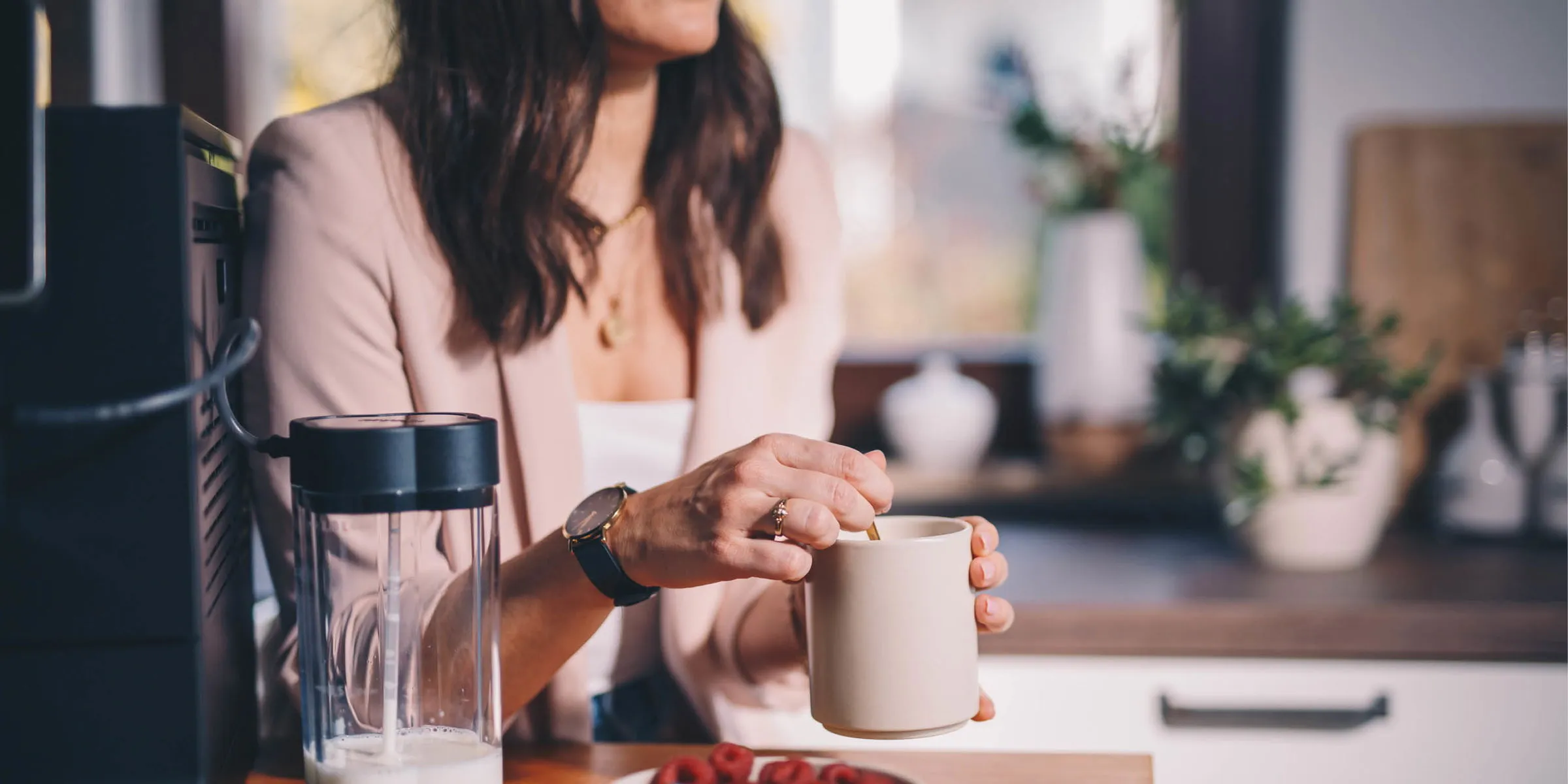 Eine perfekt zubereitete Tasse Cappuccino mit Milchschaum-Kunst, serviert neben einer Nivona Kaffeemaschine