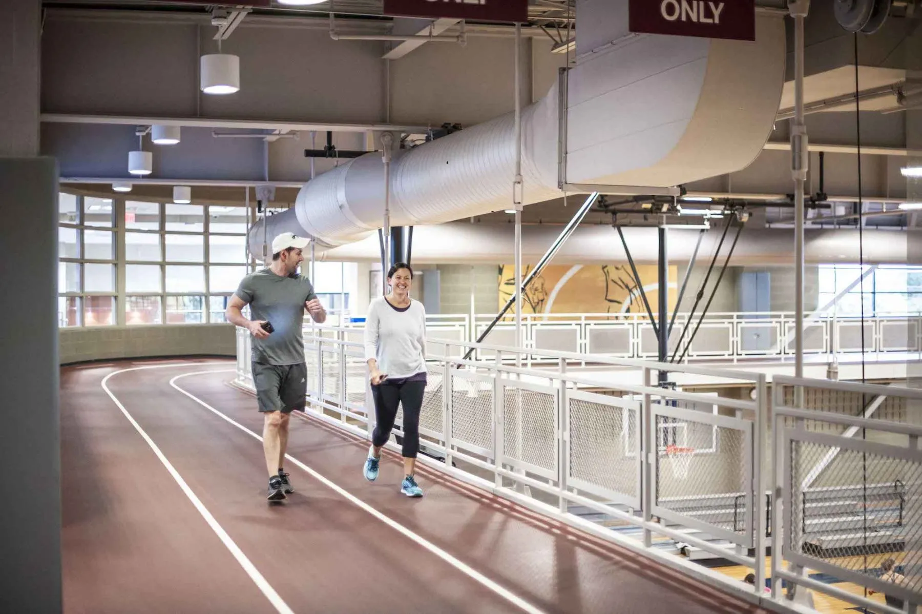 Eine Person auf einer Laufbahn im Freien