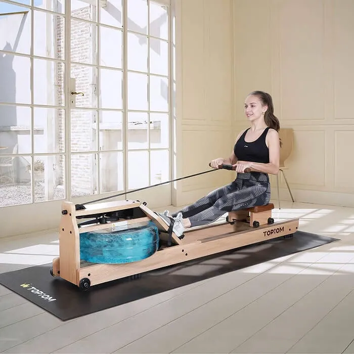 Eine Person beim Rudertraining auf dem Topiom Rudergerät