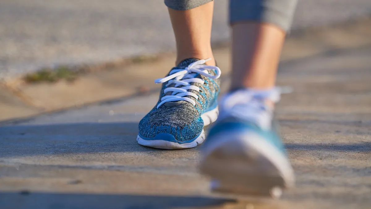 Eine Person beim Spazierengehen, um die Herzfrequenzzonen zu verstehen und die maximale Herzfrequenz zu schätzen.