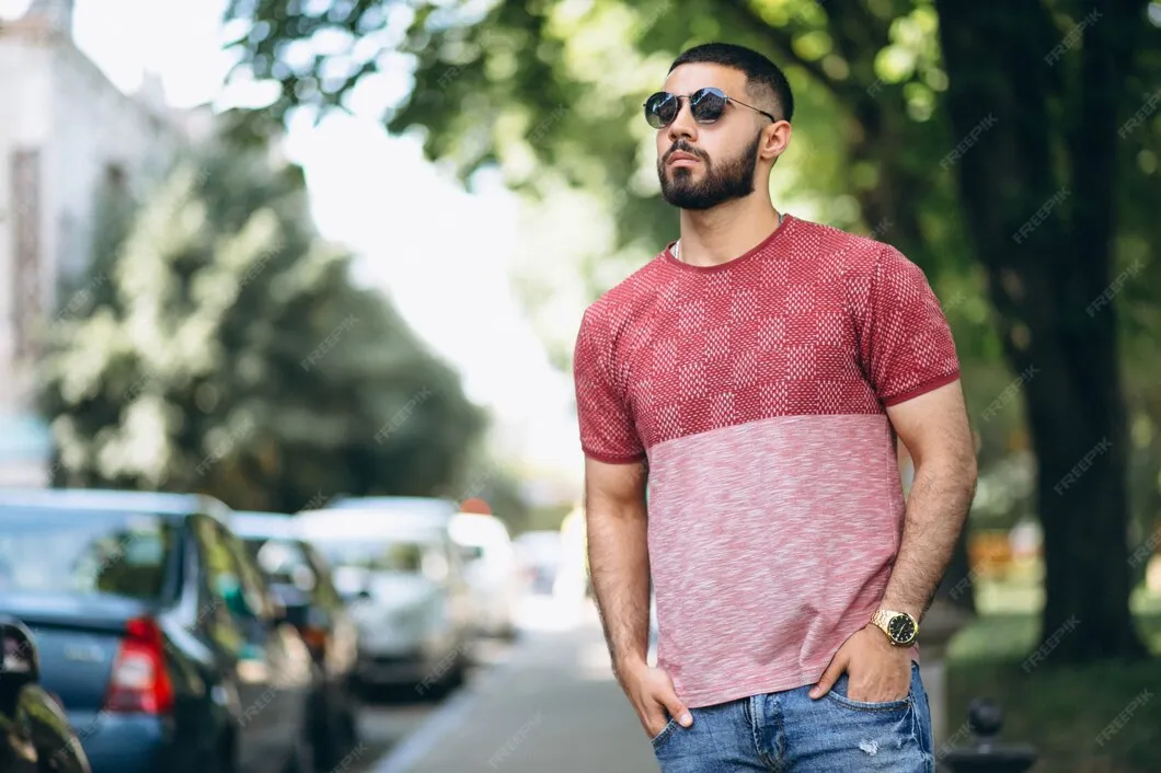 Eine Person belädt eine Waschmaschine mit Wäsche