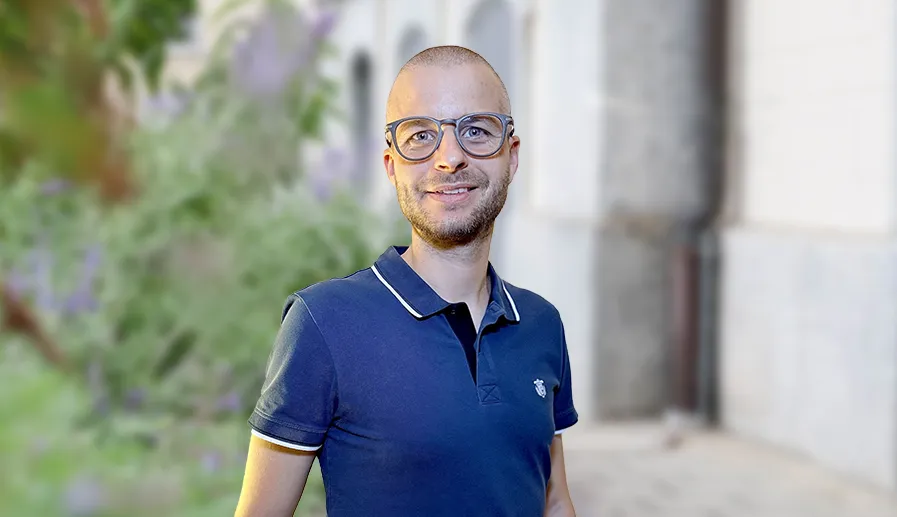 Eine Person, die an einem Laptop arbeitet und lacht