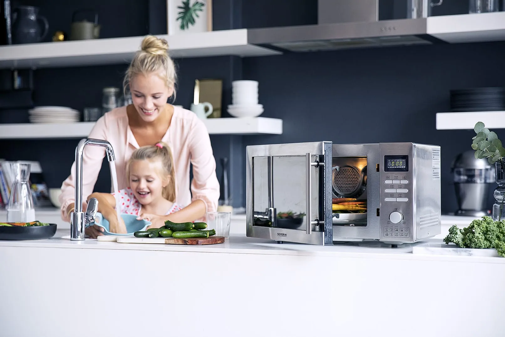 Eine Person, die mit einer Mikrowelle kocht