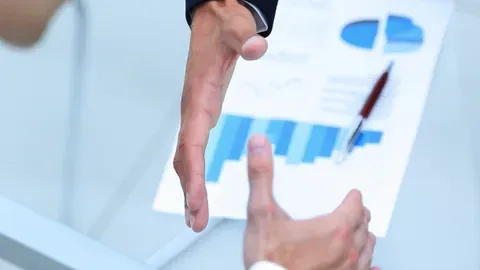 Eine Person, die nachdenklich auf einen Stapel Papiere schaut, die eine Lebensversicherung darstellen