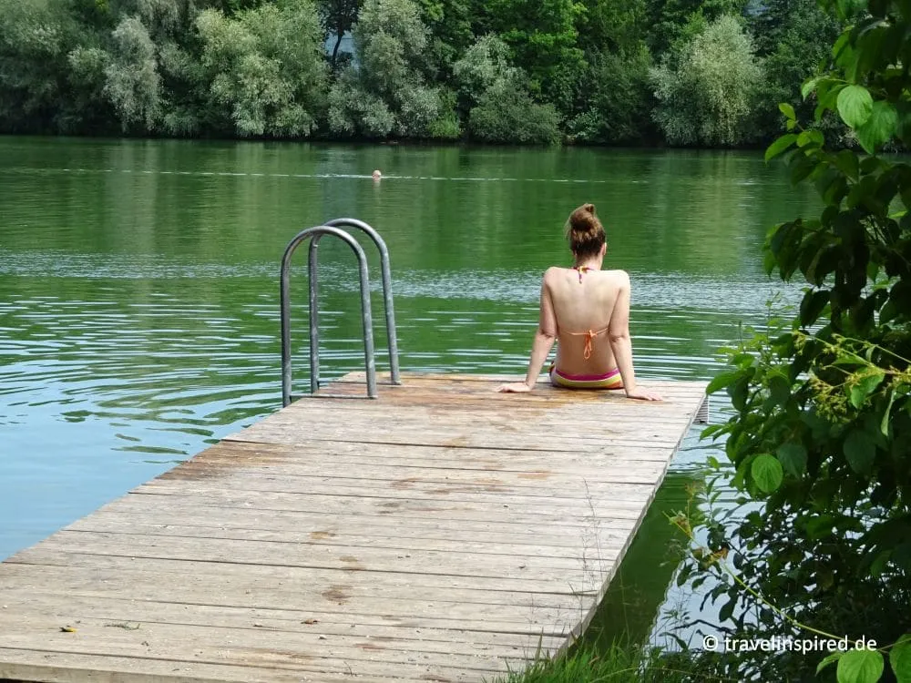 Eine Person genießt ein erfrischendes Bad in einem See im Nürnberger Land