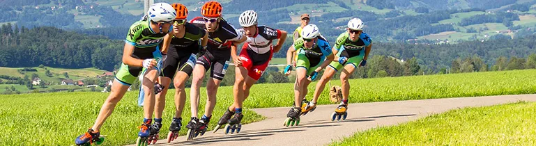 Eine Person gleitet dynamisch auf Inline-Skates, symbolisch für Rollsport und Bewegungsfreiheit.