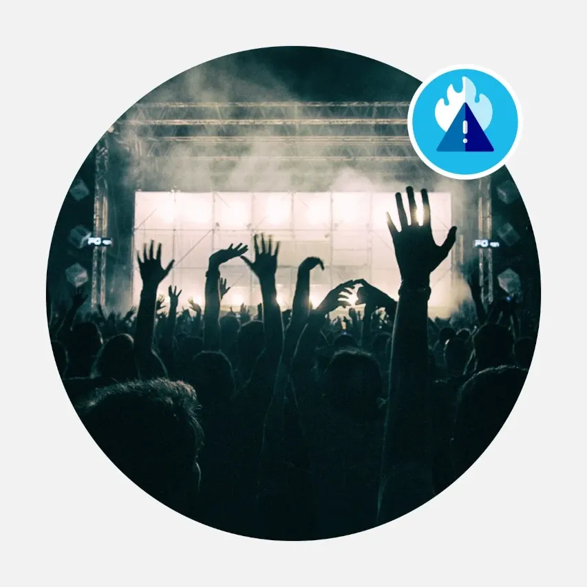 Eine Person in Schutzkleidung, die ein Feuerlöschgerät bedient, als Symbol für den Brandschutz.