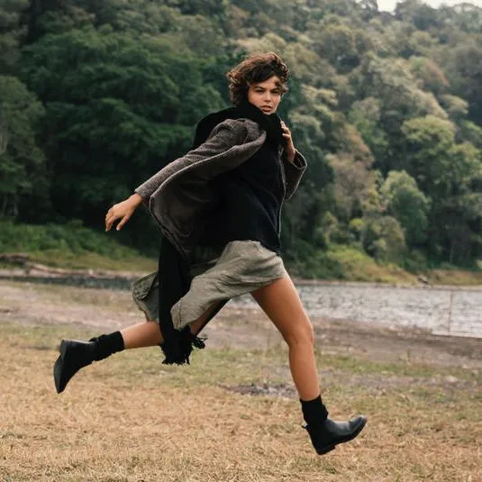 Eine Person macht Dehnübungen im Freien, symbolisiert Sport und Entspannung für mehr Gesundheit und Stressabbau