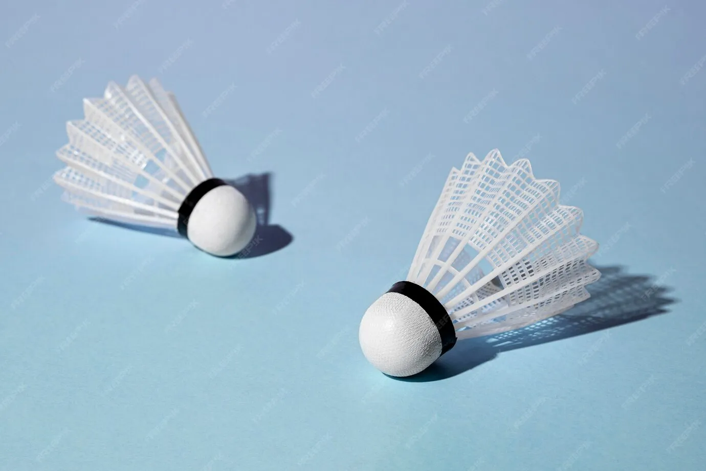 Eine Person nutzt eine Gesundheits-App auf ihrem Smartphone, um tägliche Aktivitätsziele zu verfolgen.