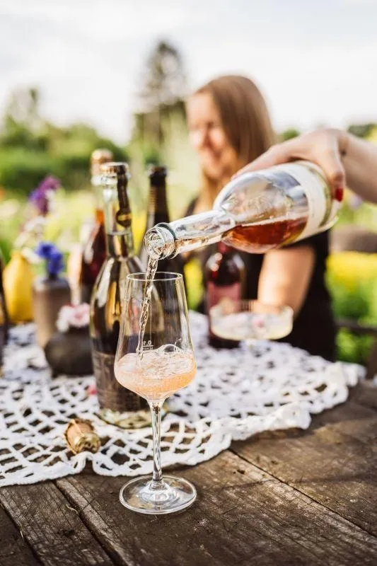 Eine Person schenkt ein alkoholfreies Getränk in ein Glas
