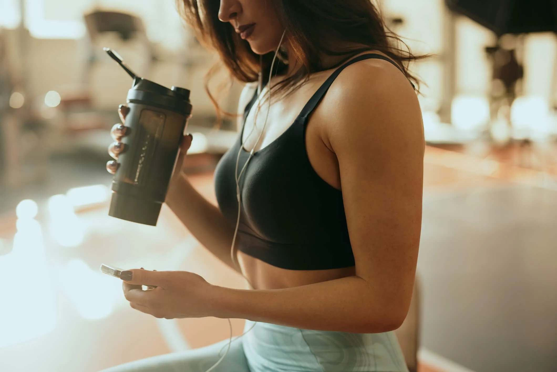 Eine Person trinkt Proteinshake